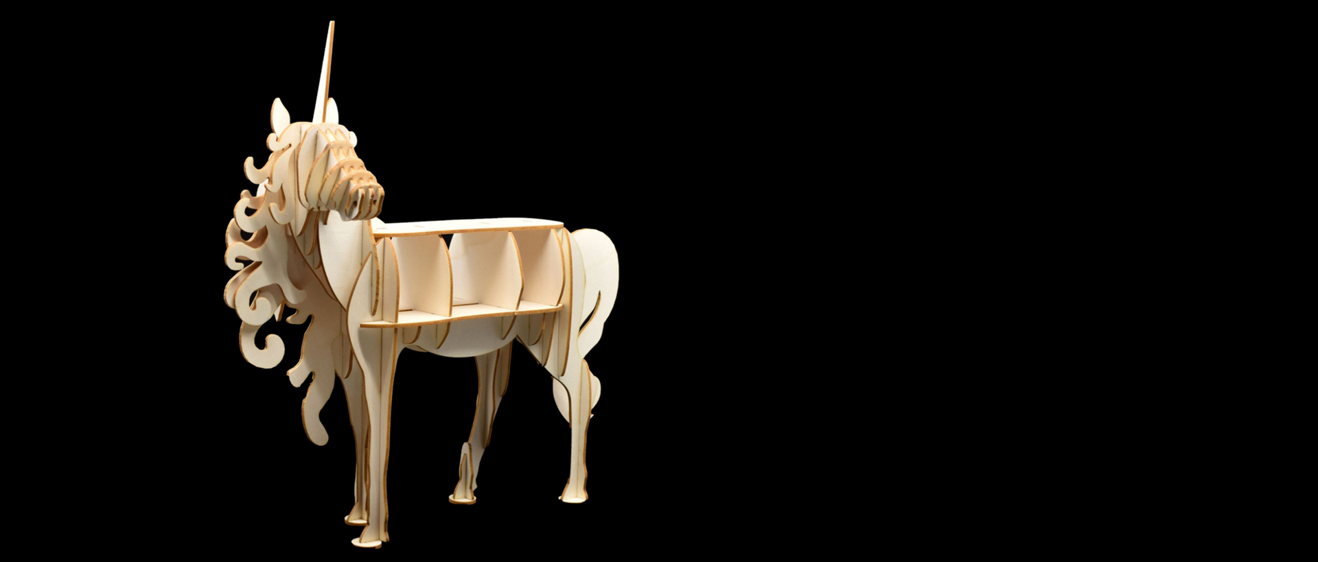 Einhorn aus Holz vor schwarzem Hintergrund