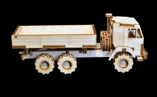 Lastwagen aus Holz vor schwarzem Hintergrund