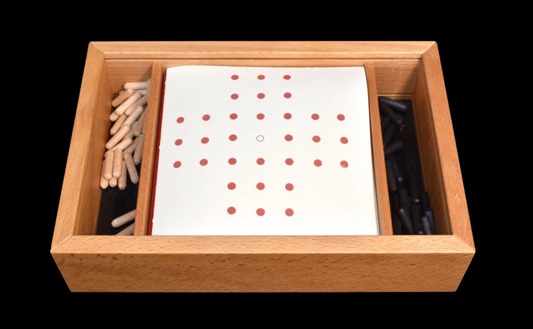 Spielkasten aus Holz vor schwarzem Hintergrund