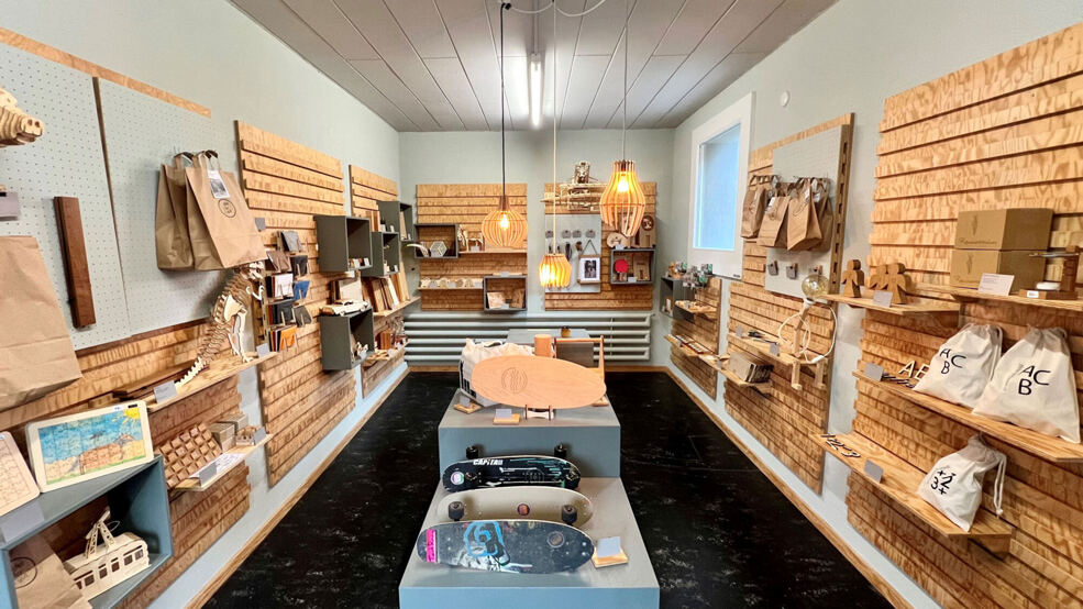 Holzprodukte vor schwarzem Hintergrund